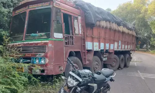 ಮೂಡುಬಿದಿರೆ | ಚಾಲಕನ ನಿಯಂತ್ರಣ ತಪ್ಪಿ ಗೋಡೆಗೆ ಢಿಕ್ಕಿ ಹೊಡೆದ ಲಾರಿ