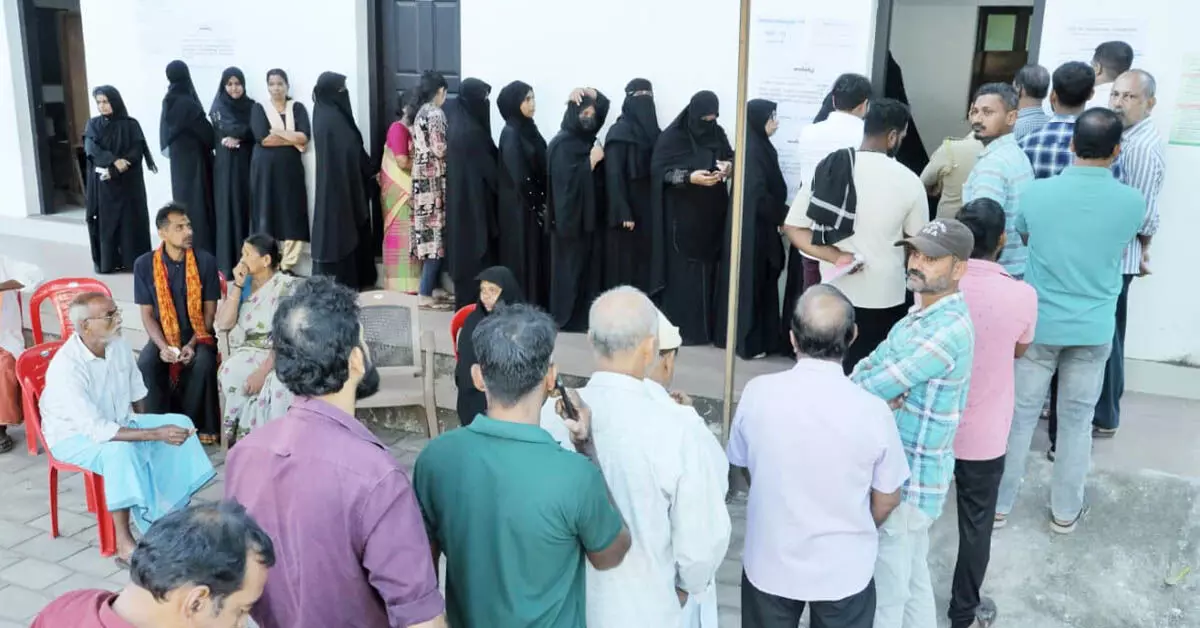 ಕಾಸರಗೋಡು | 48 ಸ್ಥಳೀಯಾಡಳಿತ ಸಂಸ್ಥೆಗಳಿಗೆ ಚುನಾವಣೆ; ಮತದಾನ ಆರಂಭ ಕಾಸರಗೋಡು | 48 ಸ್ಥಳೀಯಾಡಳಿತ ಸಂಸ್ಥೆಗಳಿಗೆ ಚುನಾವಣೆ; ಮತದಾನ ಆರಂಭ