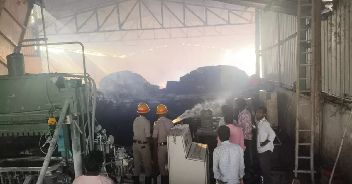 ದೇವದುರ್ಗ | ಕಾಟನ್ ಜಿನ್ನಿಂಗ್ ಫ್ಯಾಕ್ಟರಿಯಲ್ಲಿ ಅಗ್ನಿ ಅವಘಡ ದೇವದುರ್ಗ | ಕಾಟನ್ ಜಿನ್ನಿಂಗ್ ಫ್ಯಾಕ್ಟರಿಯಲ್ಲಿ ಅಗ್ನಿ ಅವಘಡ