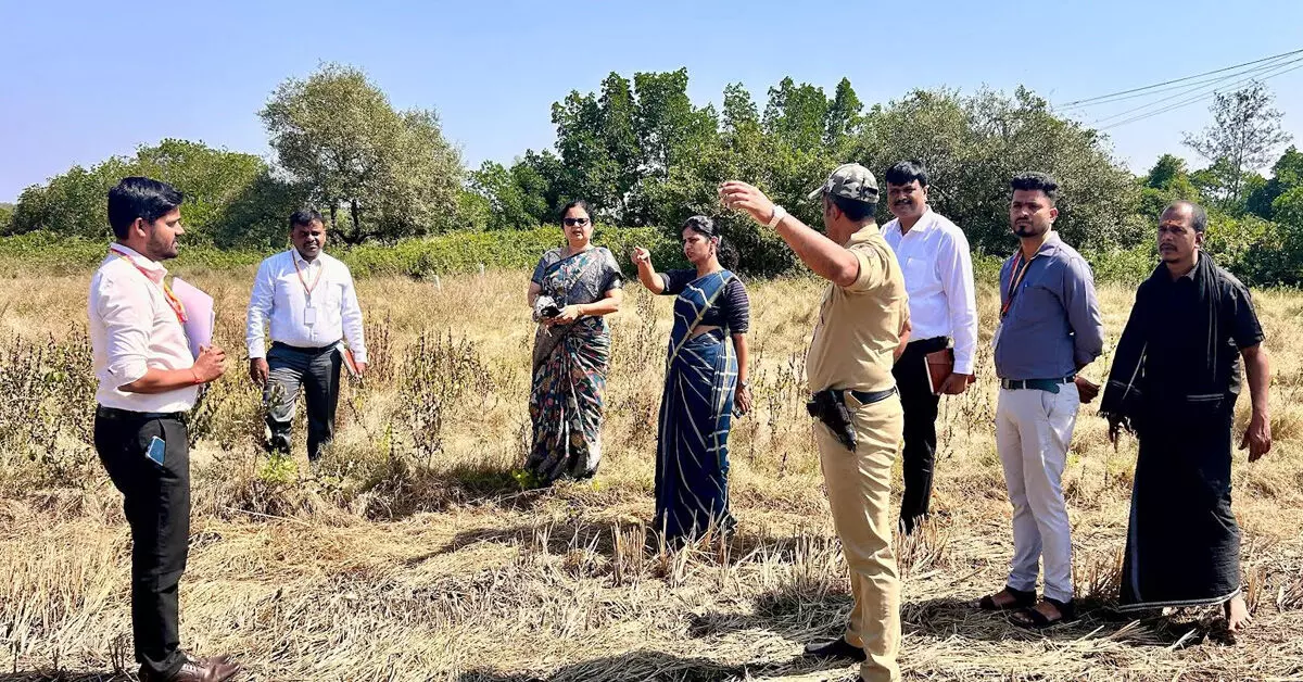 ಕುಂದಾಪುರ ಯುಜಿಡಿ ಸಮಸ್ಯೆ : ಜಿಲ್ಲಾಧಿಕಾರಿಗಳಿಂದ ಸ್ಥಳ ಪರಿಶೀಲನೆ; ಸಾರ್ವಜನಿಕರೊಂದಿಗೆ ಚರ್ಚೆ ಕುಂದಾಪುರ ಯುಜಿಡಿ ಸಮಸ್ಯೆ : ಜಿಲ್ಲಾಧಿಕಾರಿಗಳಿಂದ ಸ್ಥಳ ಪರಿಶೀಲನೆ; ಸಾರ್ವಜನಿಕರೊಂದಿಗೆ ಚರ್ಚೆ