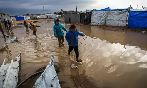 ಪ್ರವಾಹದಲ್ಲಿ ಮುಳುಗಿದ ಗಾಝಾದ ಡೇರೆ: ಶಿಶು ಮೃತ್ಯು