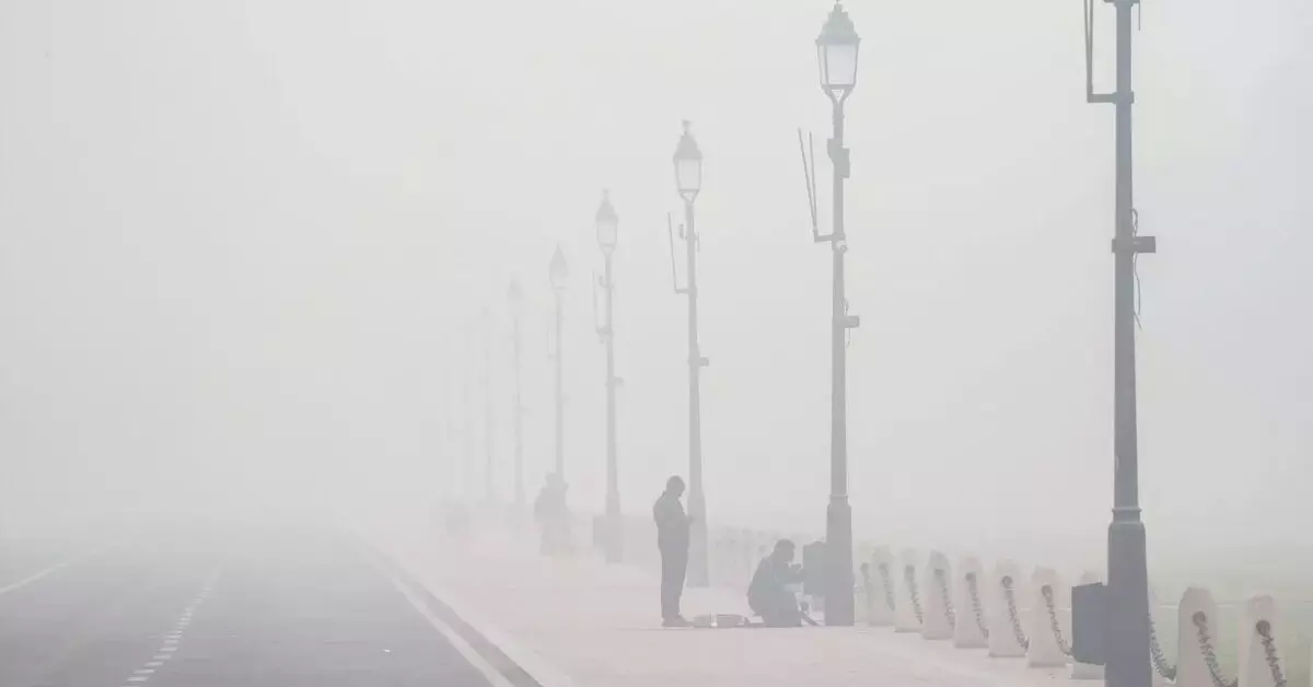 ವಾಯು ಮಾಲಿನ್ಯ: ಉಸಿರಾಡಲು ಒದ್ದಾಡುತ್ತಿರುವ ಸರಕಾರ ವಾಯು ಮಾಲಿನ್ಯ: ಉಸಿರಾಡಲು ಒದ್ದಾಡುತ್ತಿರುವ ಸರಕಾರ