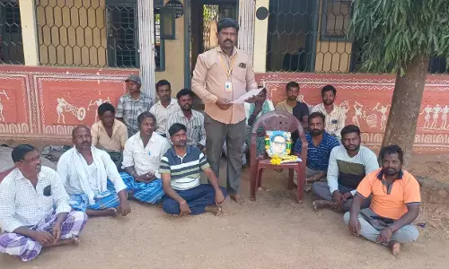 ಬಳ್ಳಾರಿ| ಮೂರು ತಿಂಗಳ ಬಾಕಿ ವೇತನ ನೀಡುವಂತೆ ಆಗ್ರಹಿಸಿ ಸರಕಾರಿ ಹೊರಗುತ್ತಿಗೆ ನೌಕರರ ಸಂಘದಿಂದ ಧರಣಿ