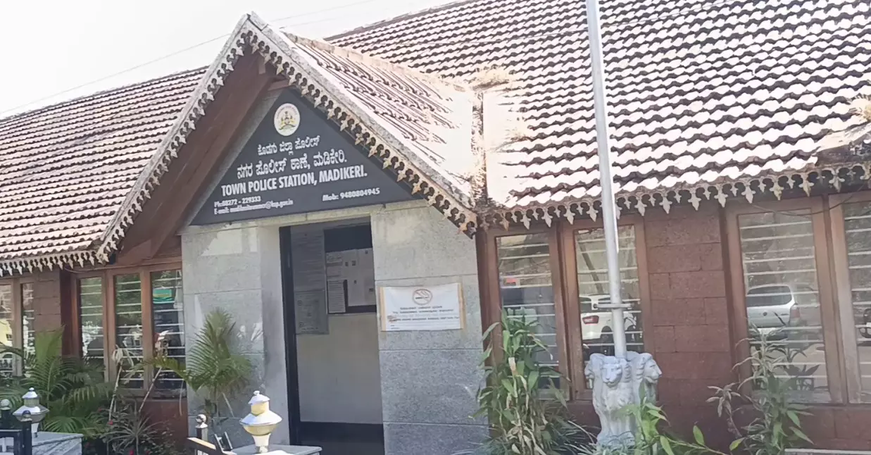 Madikeri | ಬೆತ್ತಲೆಗೊಳಿಸಿ ಹಣಕ್ಕಾಗಿ ಬೇಡಿಕೆ ಆರೋಪ; ಇಬ್ಬರು ಪೊಲೀಸ್ ವಶಕ್ಕೆ, ನಾಲ್ವರು ನಾಪತ್ತೆ Madikeri | ಬೆತ್ತಲೆಗೊಳಿಸಿ ಹಣಕ್ಕಾಗಿ ಬೇಡಿಕೆ ಆರೋಪ; ಇಬ್ಬರು ಪೊಲೀಸ್ ವಶಕ್ಕೆ, ನಾಲ್ವರು ನಾಪತ್ತೆ