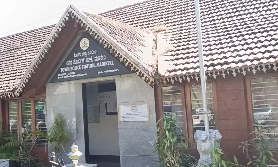 Madikeri | ಬೆತ್ತಲೆಗೊಳಿಸಿ ಹಣಕ್ಕಾಗಿ ಬೇಡಿಕೆ ಆರೋಪ; ಇಬ್ಬರು ಪೊಲೀಸ್ ವಶಕ್ಕೆ, ನಾಲ್ವರು ನಾಪತ್ತೆ