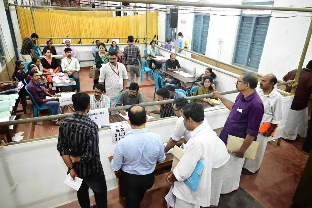 ಸ್ಥಳೀಯಾಡಳಿತ ಚುನಾವಣೆ | ಪುತ್ತಿಗೆ, ಬೇಕಲ ಡಿವಿಜನ್ ಮರು ಮತಎಣಿಕೆಯಲ್ಲಿ ಯುಡಿಎಫ್, ಎಲ್.ಡಿ.ಎಫ್.ಗೆ ಗೆಲುವು ಸ್ಥಳೀಯಾಡಳಿತ ಚುನಾವಣೆ | ಪುತ್ತಿಗೆ, ಬೇಕಲ ಡಿವಿಜನ್ ಮರು ಮತಎಣಿಕೆಯಲ್ಲಿ ಯುಡಿಎಫ್, ಎಲ್.ಡಿ.ಎಫ್.ಗೆ ಗೆಲುವು