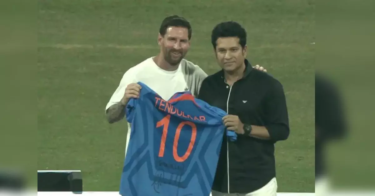 GOAT Tour 2025 | ಸಚಿನ್–ಮೆಸ್ಸಿ ಭೇಟಿಯ ಅಪರೂಪದ ಕ್ಷಣ; 2011ರ ವಿಶ್ವಕಪ್ ಫೈನಲ್ ನ ಜೆರ್ಸಿ ಉಡುಗೊರೆಯಾಗಿ ನೀಡಿದ ತೆಂಡೂಲ್ಕರ್ GOAT Tour 2025 | ಸಚಿನ್–ಮೆಸ್ಸಿ ಭೇಟಿಯ ಅಪರೂಪದ ಕ್ಷಣ; 2011ರ ವಿಶ್ವಕಪ್ ಫೈನಲ್ ನ ಜೆರ್ಸಿ ಉಡುಗೊರೆಯಾಗಿ ನೀಡಿದ ತೆಂಡೂಲ್ಕರ್