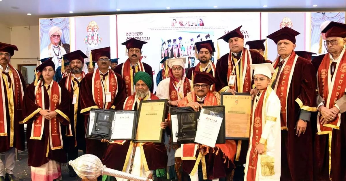 ಶರಣಬಸವ ವಿಶ್ವವಿದ್ಯಾಲಯ 7ನೇ ಘಟಿಕೋತ್ಸವ: ಮೂವರು ಗಣ್ಯರಿಗೆ ಗೌರವ ಡಾಕ್ಟರೇಟ್ ಪ್ರದಾನ ಶರಣಬಸವ ವಿಶ್ವವಿದ್ಯಾಲಯ 7ನೇ ಘಟಿಕೋತ್ಸವ: ಮೂವರು ಗಣ್ಯರಿಗೆ ಗೌರವ ಡಾಕ್ಟರೇಟ್ ಪ್ರದಾನ