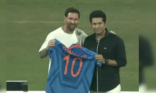 GOAT Tour 2025 | ಸಚಿನ್–ಮೆಸ್ಸಿ ಭೇಟಿಯ ಅಪರೂಪದ ಕ್ಷಣ; 2011ರ ವಿಶ್ವಕಪ್‌ ಫೈನಲ್ ನ ಜೆರ್ಸಿ ಉಡುಗೊರೆಯಾಗಿ ನೀಡಿದ ತೆಂಡೂಲ್ಕರ್