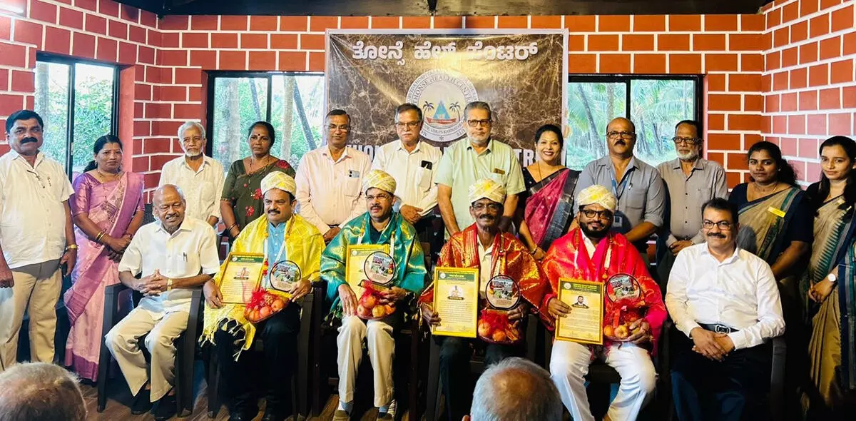 ಉಡುಪಿ: ತೋನ್ಸೆ ಹೆಲ್ತ್ ಸೆಂಟರ್ ನಲ್ಲಿ ಸಾಧಕರಿಗೆ ಸನ್ಮಾನ ಕಾರ್ಯಕ್ರಮ ಉಡುಪಿ: ತೋನ್ಸೆ ಹೆಲ್ತ್ ಸೆಂಟರ್ ನಲ್ಲಿ ಸಾಧಕರಿಗೆ ಸನ್ಮಾನ ಕಾರ್ಯಕ್ರಮ