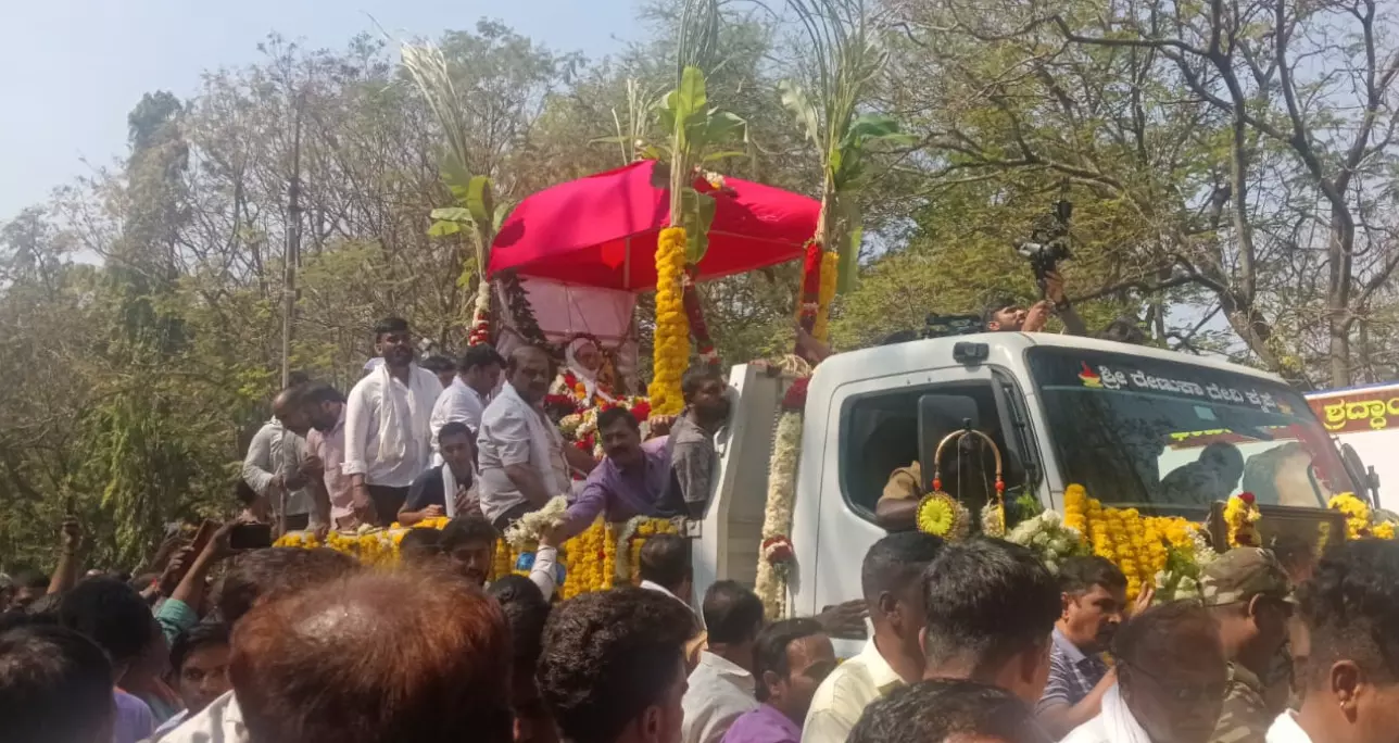 ಶಾಮನೂರು ಶಿವಶಂಕರಪ್ಪ ಅಂತಿಮ ದರ್ಶನ ಪಡೆದ ಗಣ್ಯರು, ಅಭಿಮಾನಿಗಳು ಶಾಮನೂರು ಶಿವಶಂಕರಪ್ಪ ಅಂತಿಮ ದರ್ಶನ ಪಡೆದ ಗಣ್ಯರು, ಅಭಿಮಾನಿಗಳು