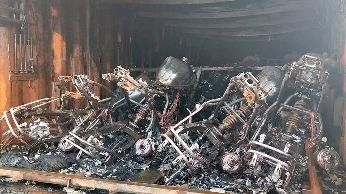 BALLARI | ಗೂಡ್ಸ್ ಲಾರಿ ಬೆಂಕಿಗಾಹುತಿ: 40 ಹೊಸ ಬೈಕ್ ಗಳು ಭಸ್ಮ BALLARI | ಗೂಡ್ಸ್ ಲಾರಿ ಬೆಂಕಿಗಾಹುತಿ: 40 ಹೊಸ ಬೈಕ್ ಗಳು ಭಸ್ಮ