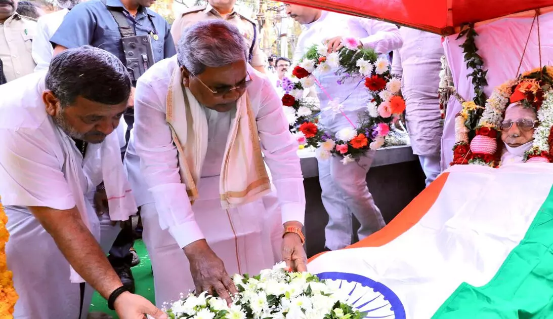 ಸರಕಾರಿ ಗೌರವದೊಂದಿಗೆ ಶಾಮನೂರು ಶಿವಶಂಕರಪ್ಪ ಅಂತ್ಯಕ್ರಿಯೆ ಸರಕಾರಿ ಗೌರವದೊಂದಿಗೆ ಶಾಮನೂರು ಶಿವಶಂಕರಪ್ಪ ಅಂತ್ಯಕ್ರಿಯೆ