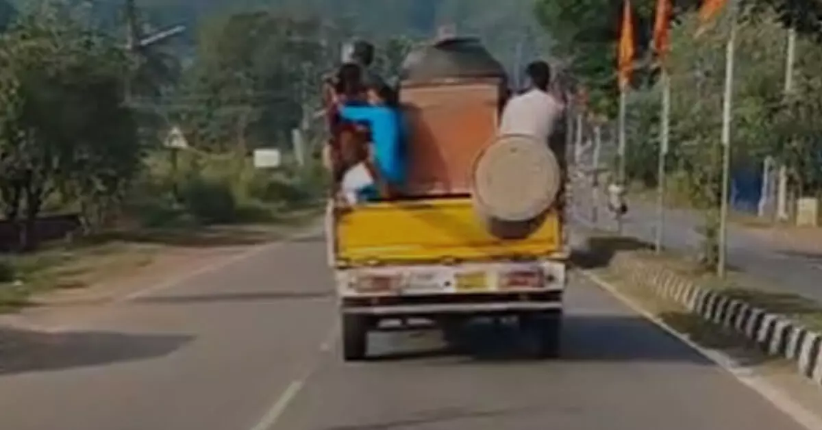 ಕಾರ್ಕಳ | ಗೂಡ್ಸ್ ವಾಹನದಲ್ಲಿ ಕಾರ್ಮಿಕರ ಸಾಗಾಟ : ಮಾಲಕನಿಗೆ 10 ಸಾವಿರ ರೂ. ದಂಡ ಕಾರ್ಕಳ | ಗೂಡ್ಸ್ ವಾಹನದಲ್ಲಿ ಕಾರ್ಮಿಕರ ಸಾಗಾಟ : ಮಾಲಕನಿಗೆ 10 ಸಾವಿರ ರೂ. ದಂಡ