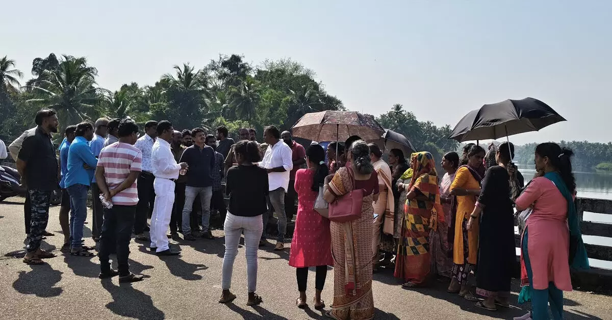 ಶಿಥಿಲಾವಸ್ಥೆಯ ನೆಪ: ಬಳಕುಂಜೆ - ಪಲಿಮಾರು ಸೇತುವೆ ಬಂದ್ ಶಿಥಿಲಾವಸ್ಥೆಯ ನೆಪ: ಬಳಕುಂಜೆ - ಪಲಿಮಾರು ಸೇತುವೆ ಬಂದ್