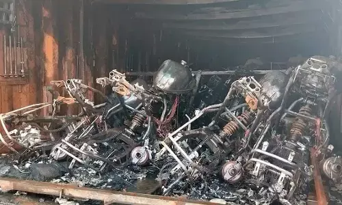 BALLARI | ಗೂಡ್ಸ್ ಲಾರಿ ಬೆಂಕಿಗಾಹುತಿ: 40 ಹೊಸ ಬೈಕ್ ಗಳು ಭಸ್ಮ