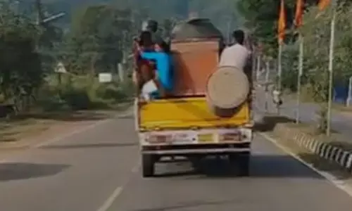 ಕಾರ್ಕಳ | ಗೂಡ್ಸ್ ವಾಹನದಲ್ಲಿ ಕಾರ್ಮಿಕರ ಸಾಗಾಟ : ಮಾಲಕನಿಗೆ 10 ಸಾವಿರ ರೂ. ದಂಡ