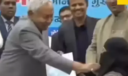 Bihar | ಸರಕಾರಿ ಕಾರ್ಯಕ್ರಮದಲ್ಲಿ ವೈದ್ಯೆಯ ಹಿಜಾಬ್ ಎಳೆದ CM ನಿತೀಶ್ ಕುಮಾರ್; ವಿಡಿಯೋ ವೈರಲ್