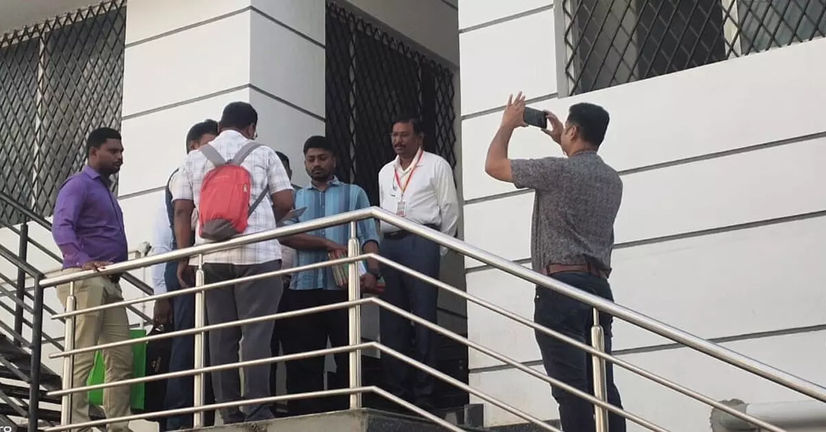 ಶಿವಮೊಗ್ಗ | ಅಕ್ರಮ ಆಸ್ತಿಗಳಿಕೆ ಆರೋಪ : ಕಾರ್ಯಪಾಲಕ ಇಂಜಿನಿಯರ್ ರೂಪ್ಲಾ ನಾಯ್ಕ್ ಮನೆ ಮೇಲೆ ಲೋಕಾಯುಕ್ತ ದಾಳಿ ಶಿವಮೊಗ್ಗ | ಅಕ್ರಮ ಆಸ್ತಿಗಳಿಕೆ ಆರೋಪ : ಕಾರ್ಯಪಾಲಕ ಇಂಜಿನಿಯರ್ ರೂಪ್ಲಾ ನಾಯ್ಕ್ ಮನೆ ಮೇಲೆ ಲೋಕಾಯುಕ್ತ ದಾಳಿ