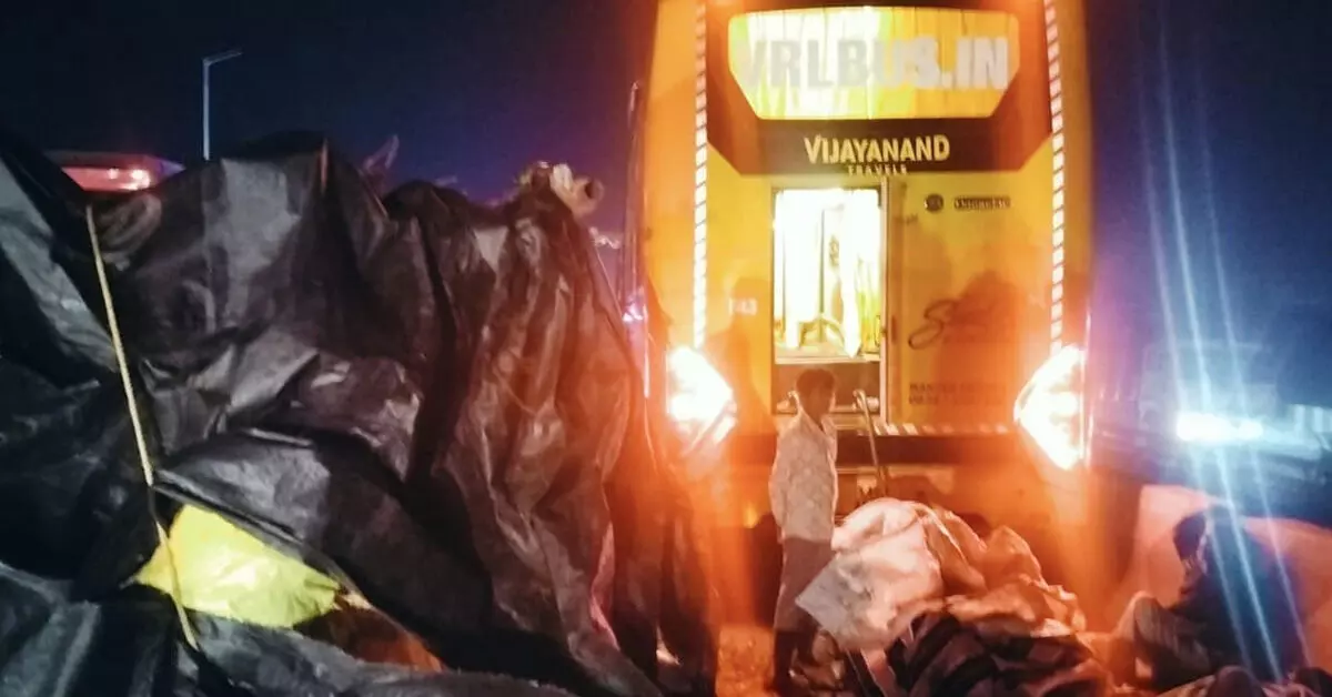 ಕೊಪ್ಪಳ | ಬಸ್ -ಟ್ರ್ಯಾಕ್ಟರ್ ಢಿಕ್ಕಿ : ಓರ್ವ ಮೃತ್ಯು, 15 ಮಂದಿಗೆ ಗಂಭೀರ ಗಾಯ ಕೊಪ್ಪಳ | ಬಸ್ -ಟ್ರ್ಯಾಕ್ಟರ್ ಢಿಕ್ಕಿ : ಓರ್ವ ಮೃತ್ಯು, 15 ಮಂದಿಗೆ ಗಂಭೀರ ಗಾಯ