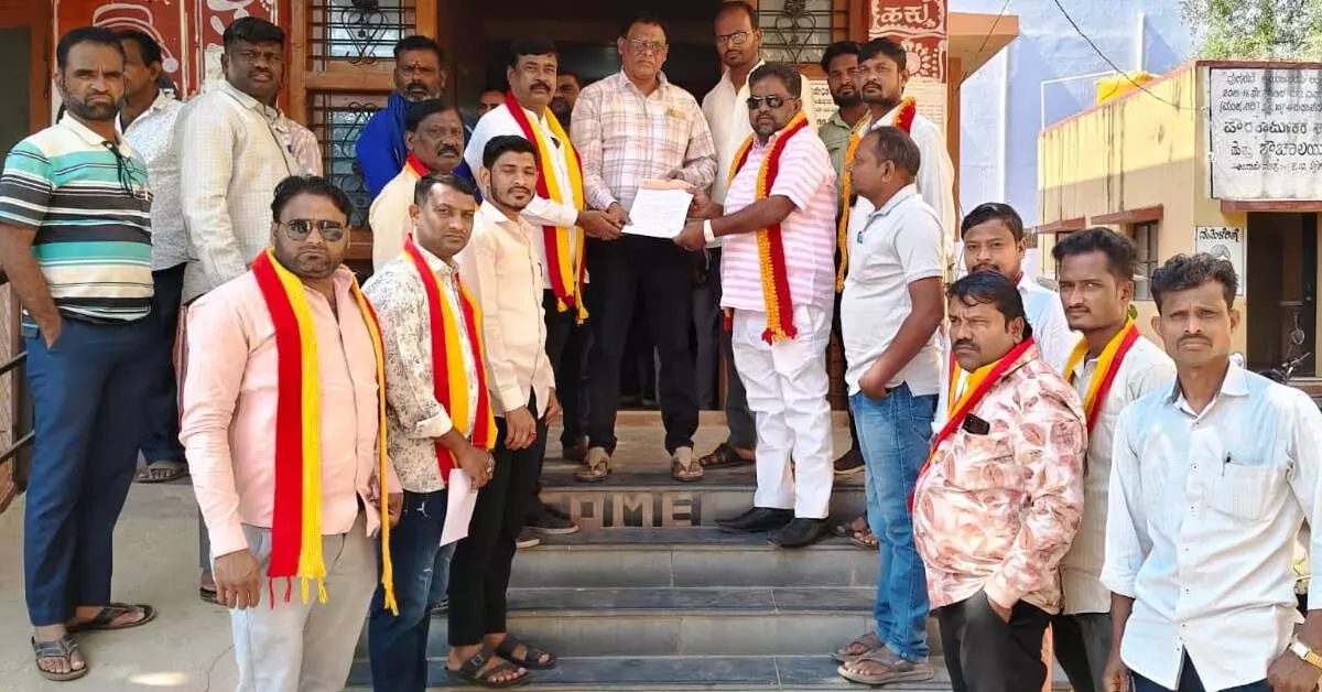 ಲಿಂಗಸುಗೂರು | ಸಿಸಿ ರಸ್ತೆಗಳಿಗೆ ವೇಗ ನಿಯಂತ್ರಕಗಳನ್ನು ಅಳವಡಿಸಲು ಕರವೇ ಮನವಿ ಲಿಂಗಸುಗೂರು | ಸಿಸಿ ರಸ್ತೆಗಳಿಗೆ ವೇಗ ನಿಯಂತ್ರಕಗಳನ್ನು ಅಳವಡಿಸಲು ಕರವೇ ಮನವಿ