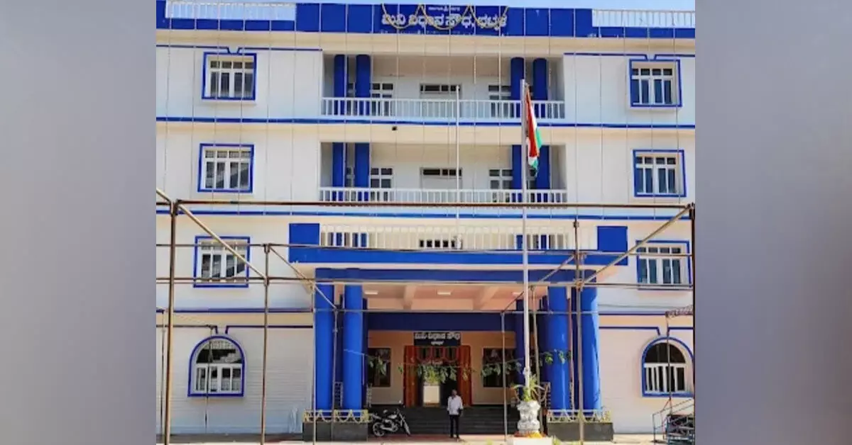 ಭಟ್ಕಳ ತಹಶೀಲ್ದಾರ್ ಕಚೇರಿಗೆ ಹುಸಿ ಬಾಂಬ್ ಬೆದರಿಕೆ ಭಟ್ಕಳ ತಹಶೀಲ್ದಾರ್ ಕಚೇರಿಗೆ ಹುಸಿ ಬಾಂಬ್ ಬೆದರಿಕೆ