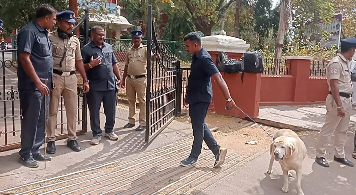 ತುಮಕೂರು ಡಿಸಿ ಕಚೇರಿಗೆ ಹುಸಿ ಬಾಂಬ್ ಬೆದರಿಕೆ ತುಮಕೂರು ಡಿಸಿ ಕಚೇರಿಗೆ ಹುಸಿ ಬಾಂಬ್ ಬೆದರಿಕೆ