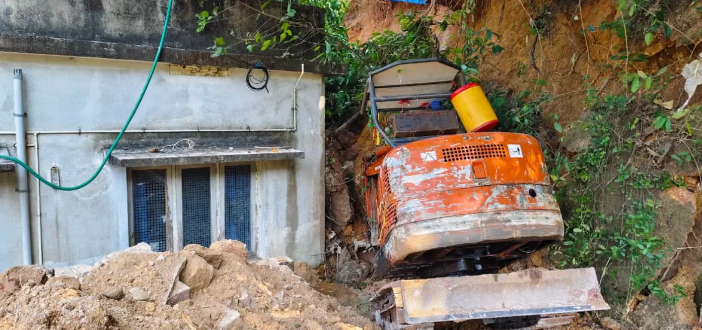 ಉಳ್ಳಾಲ | ತಡೆ ಗೋಡೆ ನಿರ್ಮಾಣ ಕಾಮಗಾರಿ ವೇಳೆ ಗುಡ್ಡ ಕುಸಿತ; ಮಣ್ಣಿನಡಿ ಸಿಲುಕಿ ಕಾರ್ಮಿಕ ಮೃತ್ಯು ಉಳ್ಳಾಲ | ತಡೆ ಗೋಡೆ ನಿರ್ಮಾಣ ಕಾಮಗಾರಿ ವೇಳೆ ಗುಡ್ಡ ಕುಸಿತ; ಮಣ್ಣಿನಡಿ ಸಿಲುಕಿ ಕಾರ್ಮಿಕ ಮೃತ್ಯು