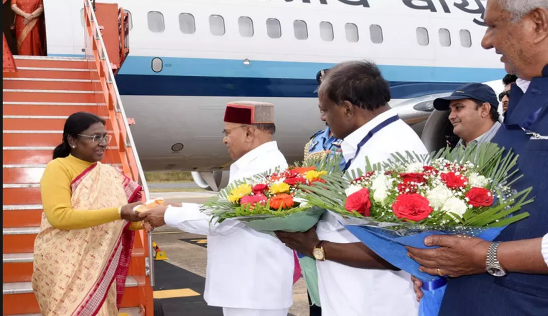 ಮೈಸೂರಿಗೆ ಆಗಮಿಸಿದ ರಾಷ್ಟ್ರಪತಿಗಳನ್ನು ಸ್ವಾಗತಿಸಿದ ರಾಜ್ಯಪಾಲ ಥಾವರ್ ಚಂದ್ ಗೆಹ್ಲೋಟ್ ಮೈಸೂರಿಗೆ ಆಗಮಿಸಿದ ರಾಷ್ಟ್ರಪತಿಗಳನ್ನು ಸ್ವಾಗತಿಸಿದ ರಾಜ್ಯಪಾಲ ಥಾವರ್ ಚಂದ್ ಗೆಹ್ಲೋಟ್