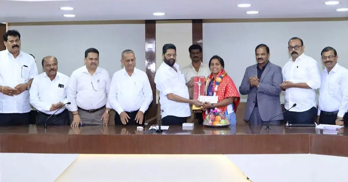 ಕಬಡ್ಡಿ ಆಟಗಾರ್ತಿ ಧನಲಕ್ಷ್ಮೀ ಪೂಜಾರಿಗೆ ಎಸ್ಸಿಡಿಸಿಸಿ ಬ್ಯಾಂಕ್ನಿಂದ ಸನ್ಮಾನ ಕಬಡ್ಡಿ ಆಟಗಾರ್ತಿ ಧನಲಕ್ಷ್ಮೀ ಪೂಜಾರಿಗೆ ಎಸ್ಸಿಡಿಸಿಸಿ ಬ್ಯಾಂಕ್ನಿಂದ ಸನ್ಮಾನ