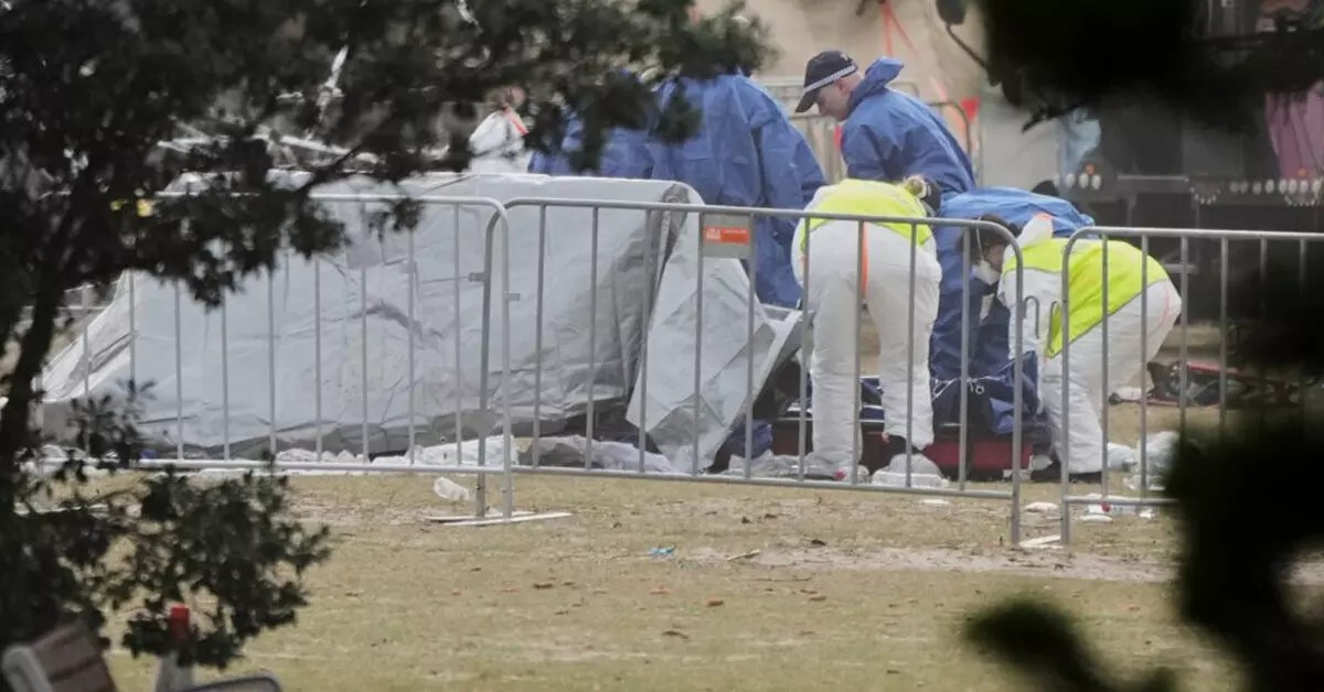 Australia | ಬೊಂಡಿ ಬೀಚ್ ನಲ್ಲಿ ಶೂಟೌಟ್; ಬಂದೂಕುಧಾರಿಗಳು ಹೈದರಾಬಾದ್ ಮೂಲದವರು : ಪೊಲೀಸರು Australia | ಬೊಂಡಿ ಬೀಚ್ ನಲ್ಲಿ ಶೂಟೌಟ್; ಬಂದೂಕುಧಾರಿಗಳು ಹೈದರಾಬಾದ್ ಮೂಲದವರು : ಪೊಲೀಸರು
