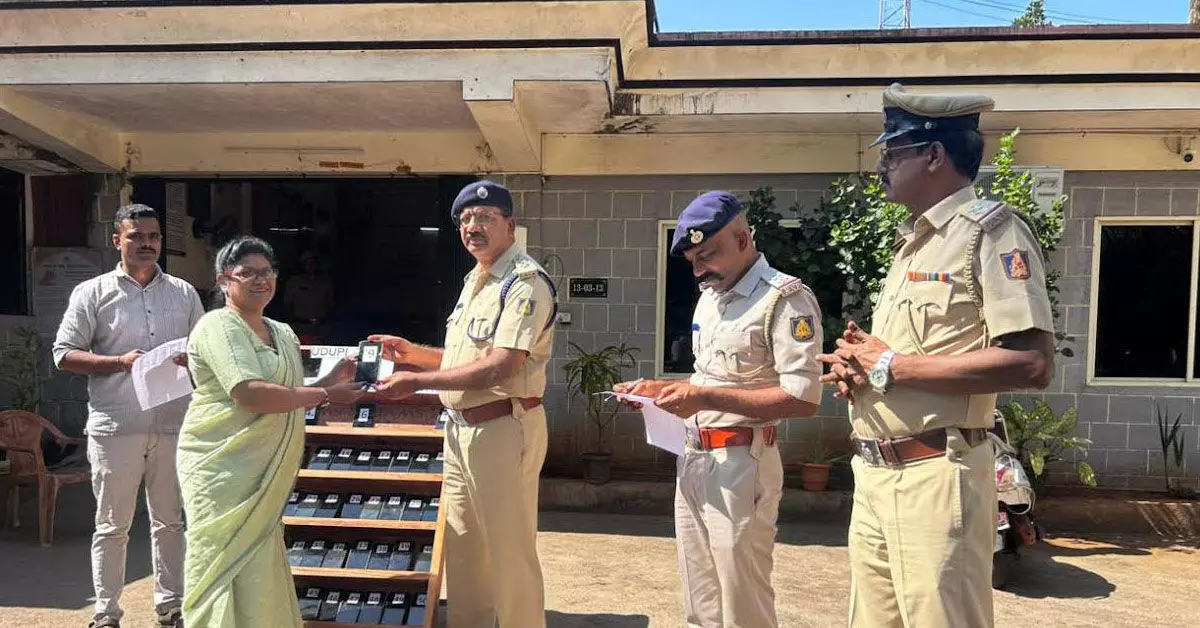 8.85 ಲಕ್ಷ ರೂ.ಮೌಲ್ಯದ 60 ಮೊಬೈಲ್ ಪತ್ತೆ ಹಚ್ಚಿ ವಾರಸುದಾರರಿಗೆ ಹಸ್ತಾಂತರಿಸಿದ ಉಡುಪಿ ನಗರ ಪೊಲೀಸರು 8.85 ಲಕ್ಷ ರೂ.ಮೌಲ್ಯದ 60 ಮೊಬೈಲ್ ಪತ್ತೆ ಹಚ್ಚಿ ವಾರಸುದಾರರಿಗೆ ಹಸ್ತಾಂತರಿಸಿದ ಉಡುಪಿ ನಗರ ಪೊಲೀಸರು