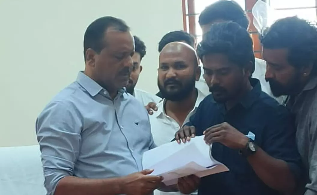 ದೇವದುರ್ಗ ಶಾಸಕಿ ಕರೆಮ್ಮ ಜಿ ನಾಯಕ್ ವಿರುದ್ಧ ಸಭಾಪತಿಗೆ ಭೀಮ್ ಆರ್ಮಿ ದೂರು ದೇವದುರ್ಗ ಶಾಸಕಿ ಕರೆಮ್ಮ ಜಿ ನಾಯಕ್ ವಿರುದ್ಧ ಸಭಾಪತಿಗೆ ಭೀಮ್ ಆರ್ಮಿ ದೂರು