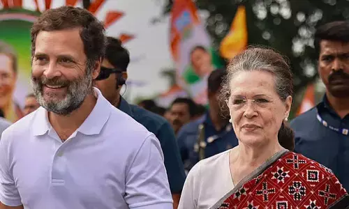 Congress leaders Rahul Gandhi (L) and Sonia Gandhi (R)