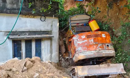 ಉಳ್ಳಾಲ | ತಡೆ ಗೋಡೆ ನಿರ್ಮಾಣ ಕಾಮಗಾರಿ ವೇಳೆ ಗುಡ್ಡ ಕುಸಿತ; ಮಣ್ಣಿನಡಿ ಸಿಲುಕಿ ಕಾರ್ಮಿಕ ಮೃತ್ಯು