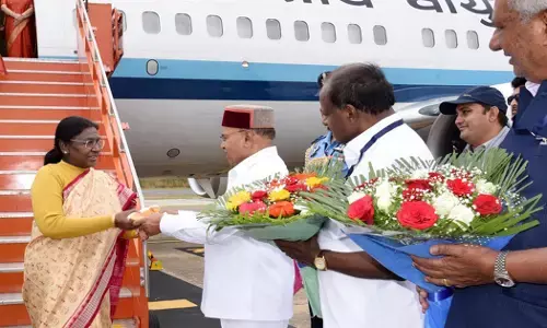 ಮೈಸೂರಿಗೆ ಆಗಮಿಸಿದ ರಾಷ್ಟ್ರಪತಿಗಳನ್ನು ಸ್ವಾಗತಿಸಿದ ರಾಜ್ಯಪಾಲ ಥಾವರ್ ಚಂದ್ ಗೆಹ್ಲೋಟ್