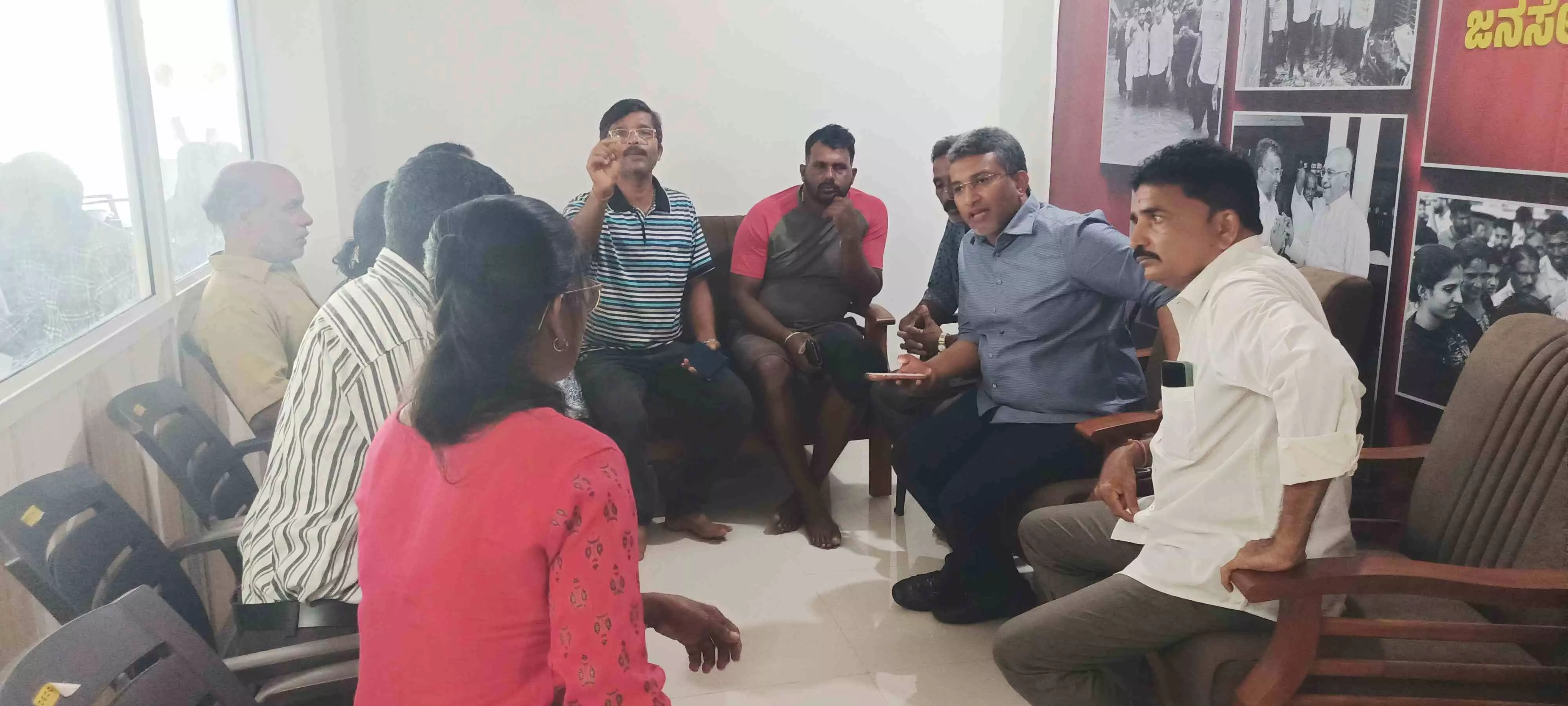 ಗುರುಪುರ ಬ್ಲಾಕ್ ಕಾಂಗ್ರೆಸ್ ಸಮಿತಿ ಕಚೇರಿಯಲ್ಲಿ ಸಾರ್ವಜನಿಕರ ಅಹವಾಲು ಸ್ವೀಕರಿಸಿದ ಇನಾಯತ್ ಅಲಿ ಗುರುಪುರ ಬ್ಲಾಕ್ ಕಾಂಗ್ರೆಸ್ ಸಮಿತಿ ಕಚೇರಿಯಲ್ಲಿ ಸಾರ್ವಜನಿಕರ ಅಹವಾಲು ಸ್ವೀಕರಿಸಿದ ಇನಾಯತ್ ಅಲಿ