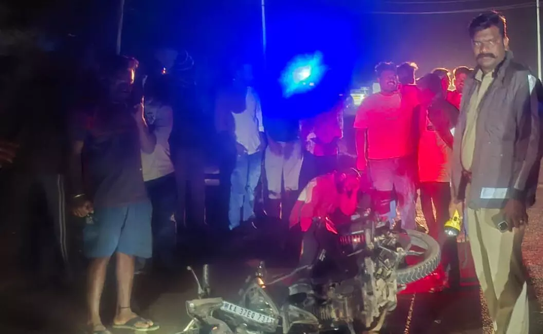 ಕೊಪ್ಪಳ| ಬೈಕ್ಗೆ ಬೊಲೆರೋ ಢಿಕ್ಕಿ: ಮೂವರು ಯುವಕರು ಮೃತ್ಯು ಕೊಪ್ಪಳ| ಬೈಕ್ಗೆ ಬೊಲೆರೋ ಢಿಕ್ಕಿ: ಮೂವರು ಯುವಕರು ಮೃತ್ಯು