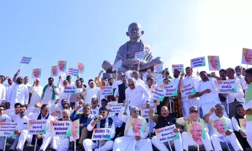 ಕೇಂದ್ರದ  ದ್ವೇಷ ರಾಜಕಾರಣ ಖಂಡಿಸಿ ಕಾಂಗ್ರೆಸ್‌ನಿಂದ ಸುವರ್ಣಸೌಧದ ಗಾಂಧಿ ಪ್ರತಿಮೆ ಎದುರು ಪ್ರತಿಭಟನೆ