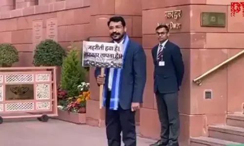 ದಿಲ್ಲಿಯಲ್ಲಿ ವಾಯು ಮಾಲಿನ್ಯ ಹೆಚ್ಚಳ | ಸಂಸತ್ತಿನ ಆವರಣದಲ್ಲಿ ಚಂದ್ರಶೇಖರ್ ಆಝಾದ್ ಪ್ರತಿಭಟನೆ