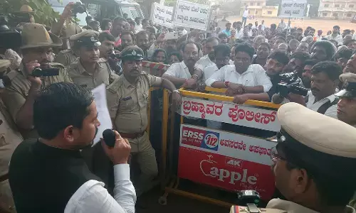 ವಿದ್ಯಾರ್ಥಿನಿ ವಿರುದ್ಧ ಪೊಲೀಸ್ ದೌರ್ಜನ್ಯ ಆರೋಪ| ಬ್ರಹ್ಮಾವರ ಠಾಣೆ ಎದುರು ಪ್ರತಿಭಟನೆ: ಎಫ್‌ಐಆರ್ ದಾಖಲಿಸಲು ಆಗ್ರಹ