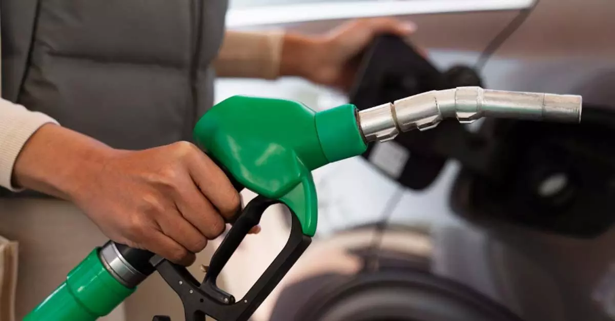 ದಿಲ್ಲಿಯಲ್ಲಿ ವಾಯು ಮಾಲಿನ್ಯ ಹೆಚ್ಚಳ: ಮಾಲಿನ್ಯ ಪ್ರಮಾಣಪತ್ರವಿಲ್ಲದ ವಾಹನಗಳಿಗೆ ಇಂಧನ ನಿಷೇಧ, ಹಳೆ ವಾಹನಗಳ ಪ್ರವೇಶಕ್ಕೂ ನಿರ್ಬಂಧ ದಿಲ್ಲಿಯಲ್ಲಿ ವಾಯು ಮಾಲಿನ್ಯ ಹೆಚ್ಚಳ: ಮಾಲಿನ್ಯ ಪ್ರಮಾಣಪತ್ರವಿಲ್ಲದ ವಾಹನಗಳಿಗೆ ಇಂಧನ ನಿಷೇಧ, ಹಳೆ ವಾಹನಗಳ ಪ್ರವೇಶಕ್ಕೂ ನಿರ್ಬಂಧ