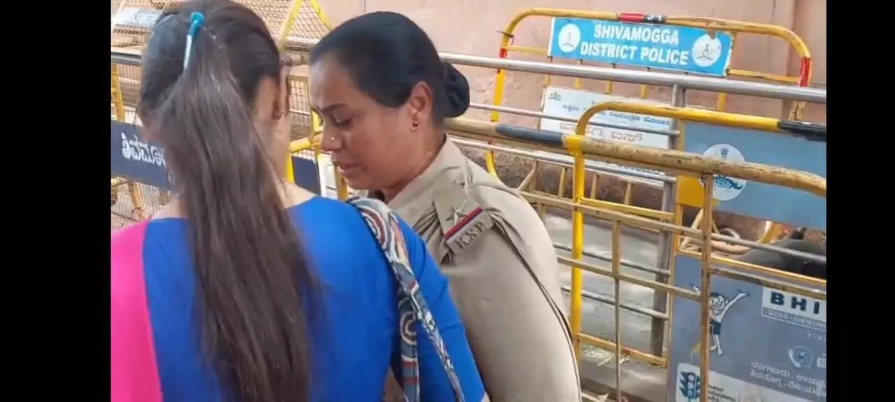 SHIVAMOGGA | ಕರ್ತವ್ಯದಲ್ಲಿದ್ದ ಎಎಸ್ಸೈಯವರ ಮಾಂಗಲ್ಯ ಸರವನ್ನೇ ಎಗರಿಸಿದ ಕಳ್ಳರು SHIVAMOGGA | ಕರ್ತವ್ಯದಲ್ಲಿದ್ದ ಎಎಸ್ಸೈಯವರ ಮಾಂಗಲ್ಯ ಸರವನ್ನೇ ಎಗರಿಸಿದ ಕಳ್ಳರು