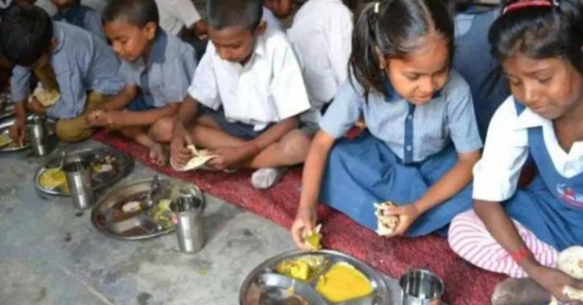 ಕೇಂದ್ರದ ಮಧ್ಯಾಹ್ನದೂಟ ಯೋಜನೆಯಡಿ ಶಾಲೆಗಳ ಸಂಖ್ಯೆಯಲ್ಲಿ ಐದು ವರ್ಷಗಳಲ್ಲಿ 84,400ರಷ್ಟು ಕುಸಿತ ಕೇಂದ್ರದ ಮಧ್ಯಾಹ್ನದೂಟ ಯೋಜನೆಯಡಿ ಶಾಲೆಗಳ ಸಂಖ್ಯೆಯಲ್ಲಿ ಐದು ವರ್ಷಗಳಲ್ಲಿ 84,400ರಷ್ಟು ಕುಸಿತ
