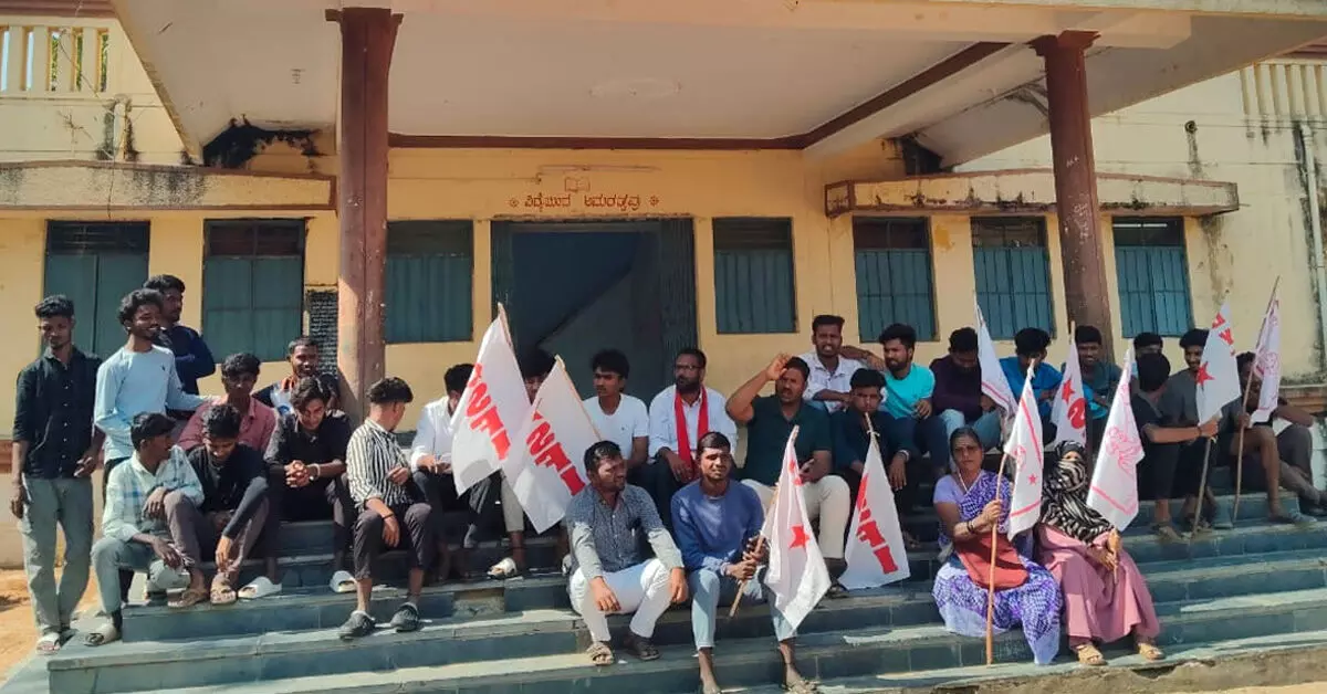 ಲಿಂಗಸುಗೂರು | ವಸತಿ ನಿಲಯಕ್ಕೆ ಮೂಲಸೌಕರ್ಯಗಳಿಗೆ ಒತ್ತಾಯಿಸಿ ವಿದ್ಯಾರ್ಥಿಗಳಿಂದ ಪ್ರತಿಭಟನೆ ಲಿಂಗಸುಗೂರು | ವಸತಿ ನಿಲಯಕ್ಕೆ ಮೂಲಸೌಕರ್ಯಗಳಿಗೆ ಒತ್ತಾಯಿಸಿ ವಿದ್ಯಾರ್ಥಿಗಳಿಂದ ಪ್ರತಿಭಟನೆ