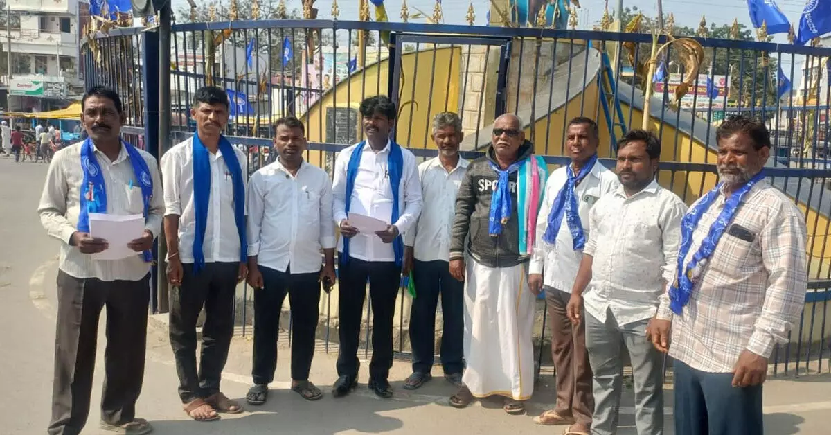 ಬಳ್ಳಾರಿ | ಡಾ.ಜಿ.ಪರಮೇಶ್ವರ್ ಅವರಿಗೆ ಮುಖ್ಯಮಂತ್ರಿ ಸ್ಥಾನ ನೀಡಲು ಆಗ್ರಹಿಸಿ ಪ್ರತಿಭಟನೆ ಬಳ್ಳಾರಿ | ಡಾ.ಜಿ.ಪರಮೇಶ್ವರ್ ಅವರಿಗೆ ಮುಖ್ಯಮಂತ್ರಿ ಸ್ಥಾನ ನೀಡಲು ಆಗ್ರಹಿಸಿ ಪ್ರತಿಭಟನೆ