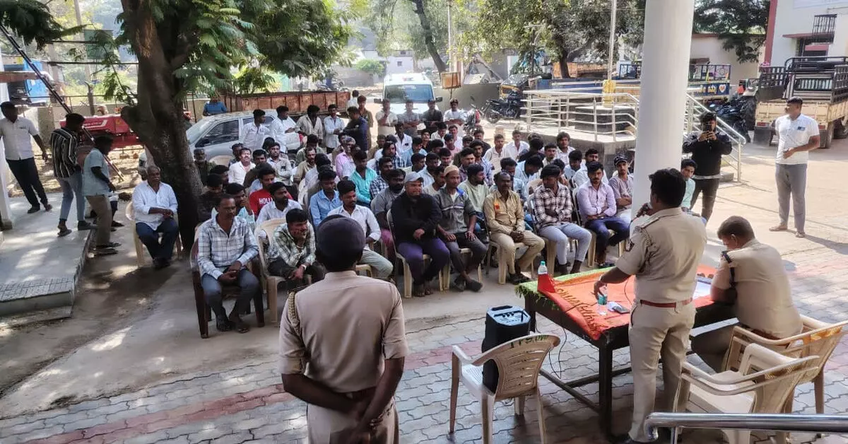 ದೇವದುರ್ಗ | ಪೊಲೀಸ್ ಅಧಿಕಾರಿಗಳಿಂದ ಅಪರಾಧ ಮಾಸಾಚರಣೆ ದೇವದುರ್ಗ | ಪೊಲೀಸ್ ಅಧಿಕಾರಿಗಳಿಂದ ಅಪರಾಧ ಮಾಸಾಚರಣೆ