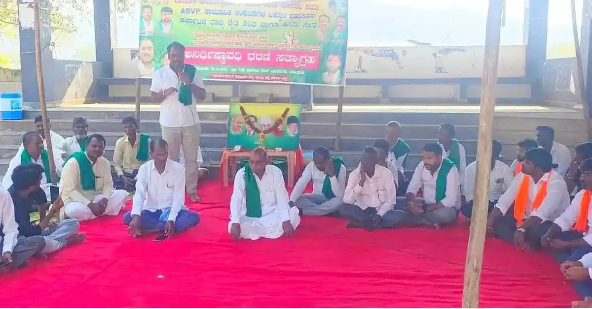 ಶಹಾಪುರ | ಪ್ರಜಾಸೌಧ ನಿರ್ಮಾಣ ವಿರೋಧಿಸಿ ಮುಂದುವರೆದ ಧರಣಿ ಶಹಾಪುರ | ಪ್ರಜಾಸೌಧ ನಿರ್ಮಾಣ ವಿರೋಧಿಸಿ ಮುಂದುವರೆದ ಧರಣಿ