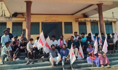 ಲಿಂಗಸುಗೂರು | ವಸತಿ ನಿಲಯಕ್ಕೆ ಮೂಲಸೌಕರ್ಯಗಳಿಗೆ ಒತ್ತಾಯಿಸಿ ವಿದ್ಯಾರ್ಥಿಗಳಿಂದ ಪ್ರತಿಭಟನೆ