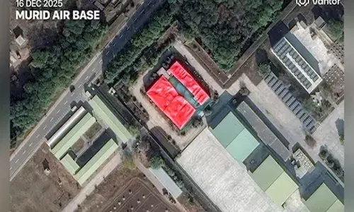 ಆಪರೇಷನ್ ಸಿಂಧೂರ್ ಕಾರ್ಯಾಚರಣೆಯ ವೇಳೆ ಭಾರತೀಯ ವಾಯು ಪಡೆಯಿಂದ ಹಾನಿಗೀಡಾಗಿದ್ದ ಮುರಿದ್ ನಲ್ಲಿನ ಕಟ್ಟಡದ ಸುತ್ತ ಬೃಹತ್ ಟಾರ್ಪಾಲಿನ್ ಹೊದಿಕೆ